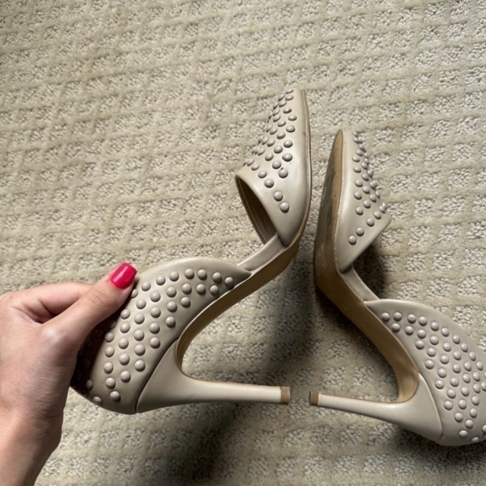 Beautiful beige shoes - Picture 2 of 2